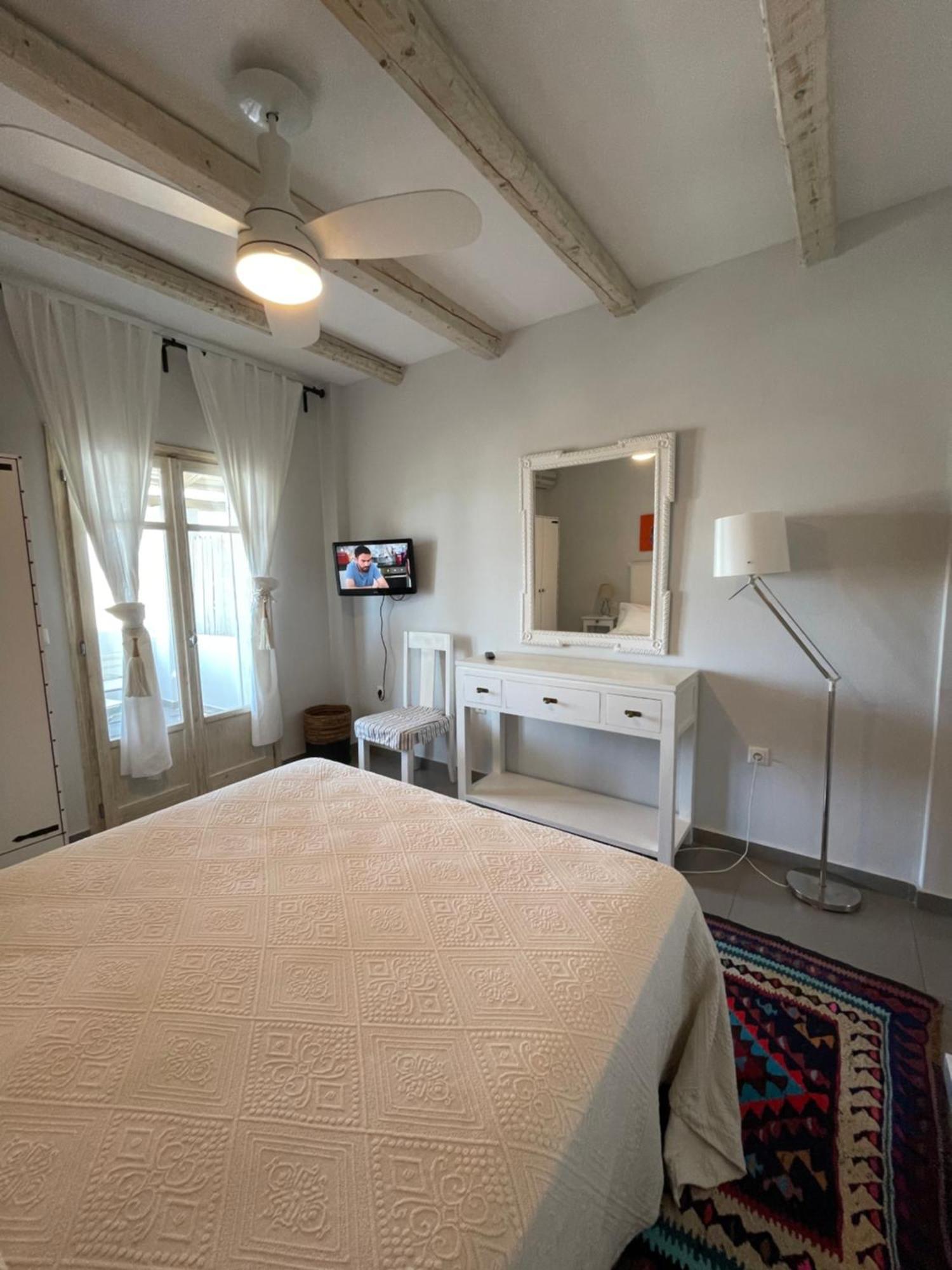 Speires Suites Irakleia  Exterior photo